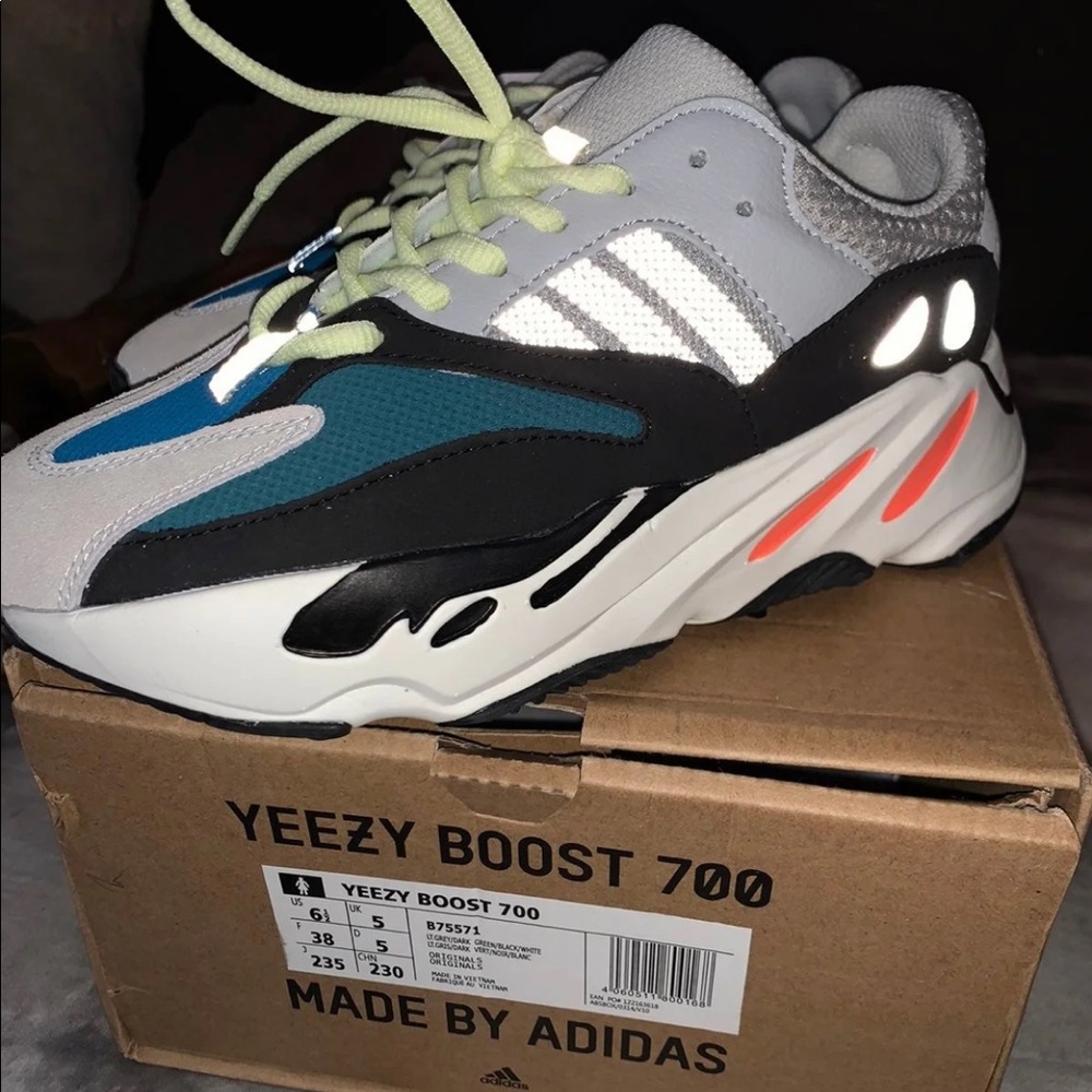 YEEZY 700 BOOST